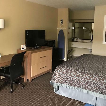 Days Inn By Wyndham Lexington-Columbia Екстер'єр фото