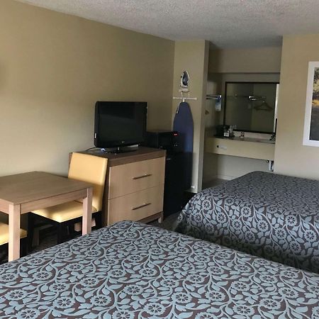 Days Inn By Wyndham Lexington-Columbia Екстер'єр фото