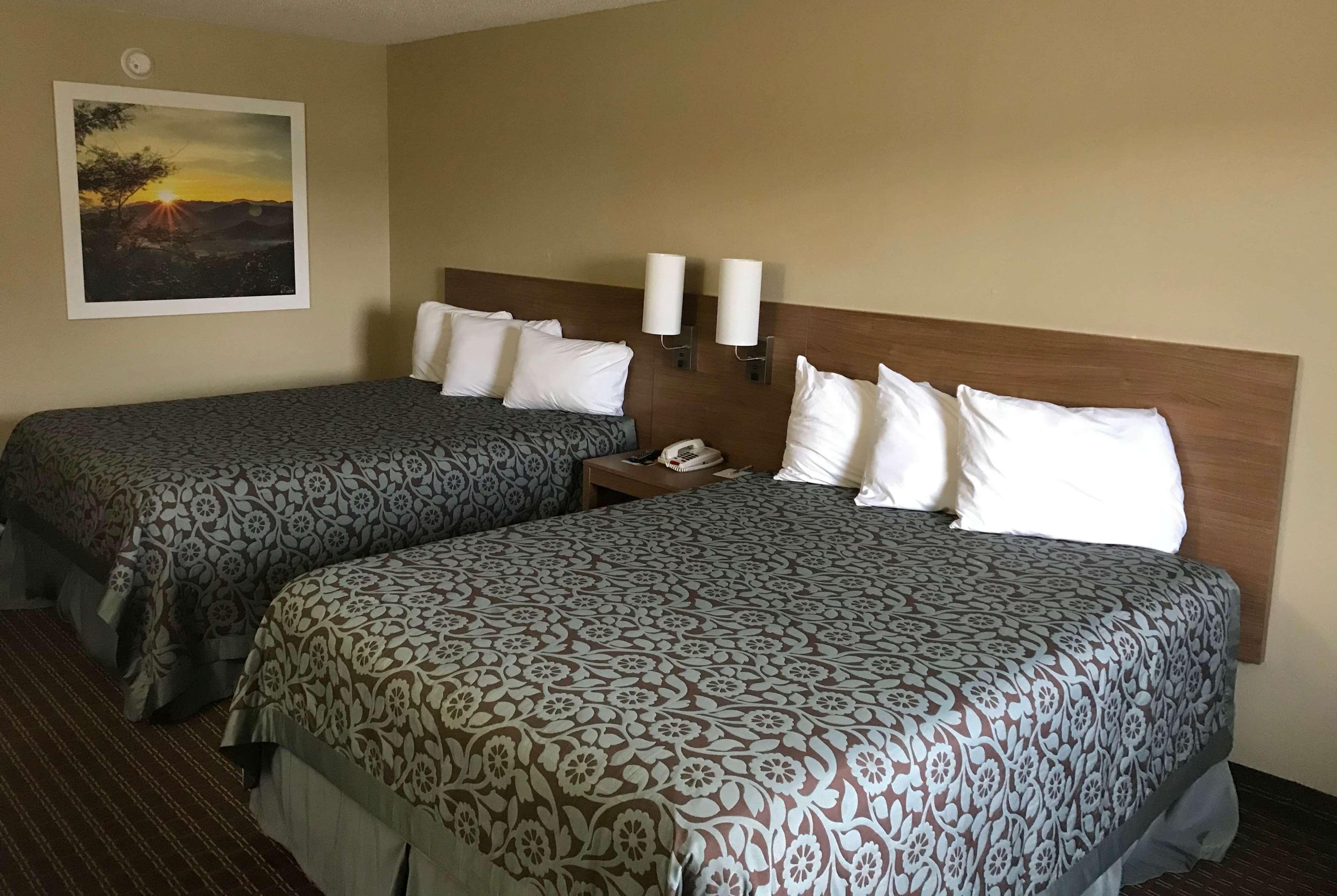 Days Inn By Wyndham Lexington-Columbia Екстер'єр фото