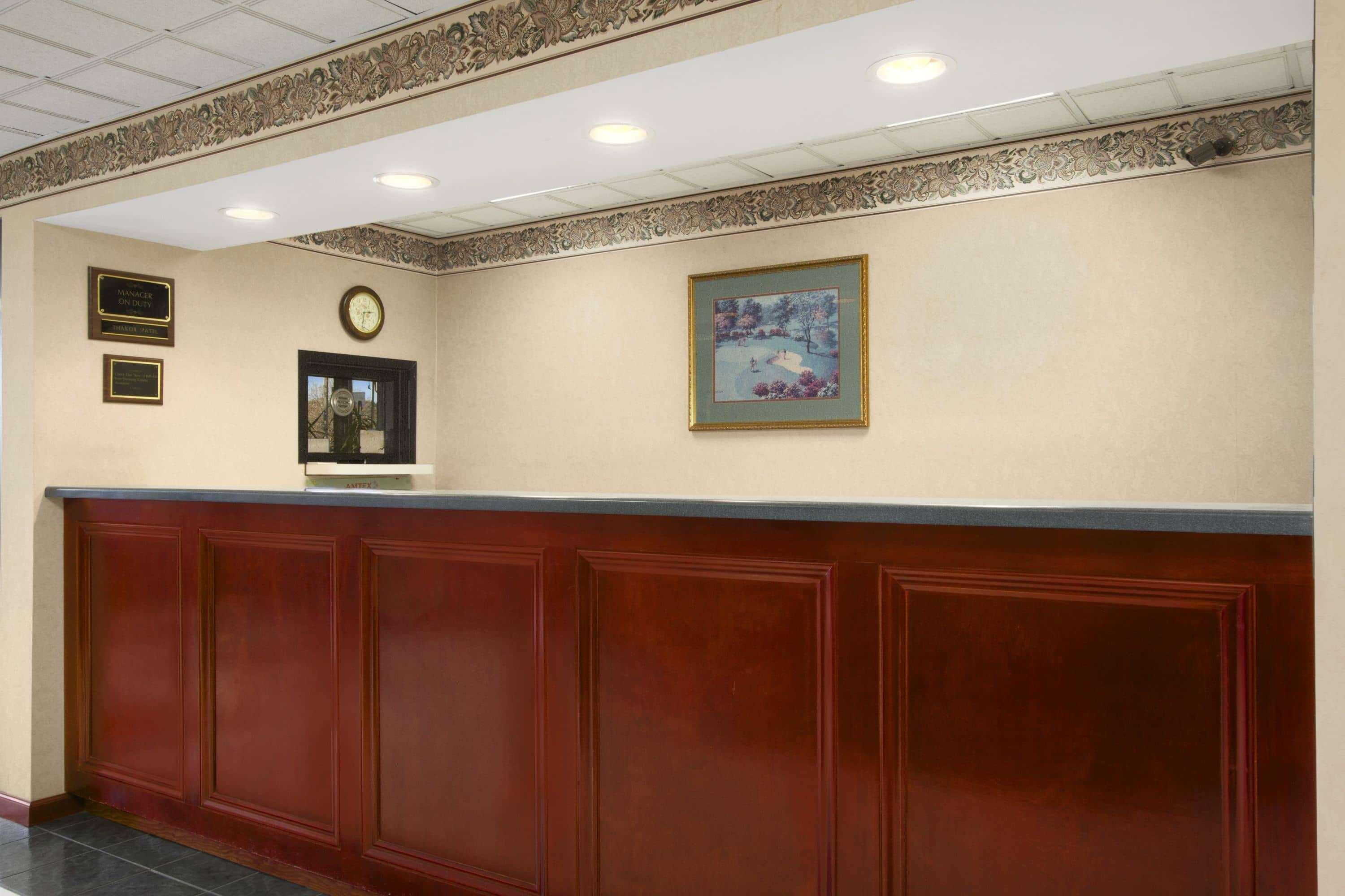 Days Inn By Wyndham Lexington-Columbia Екстер'єр фото