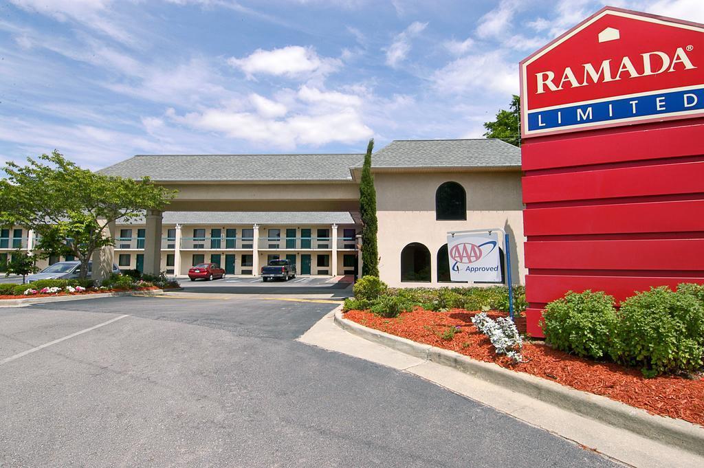 Days Inn By Wyndham Lexington-Columbia Екстер'єр фото