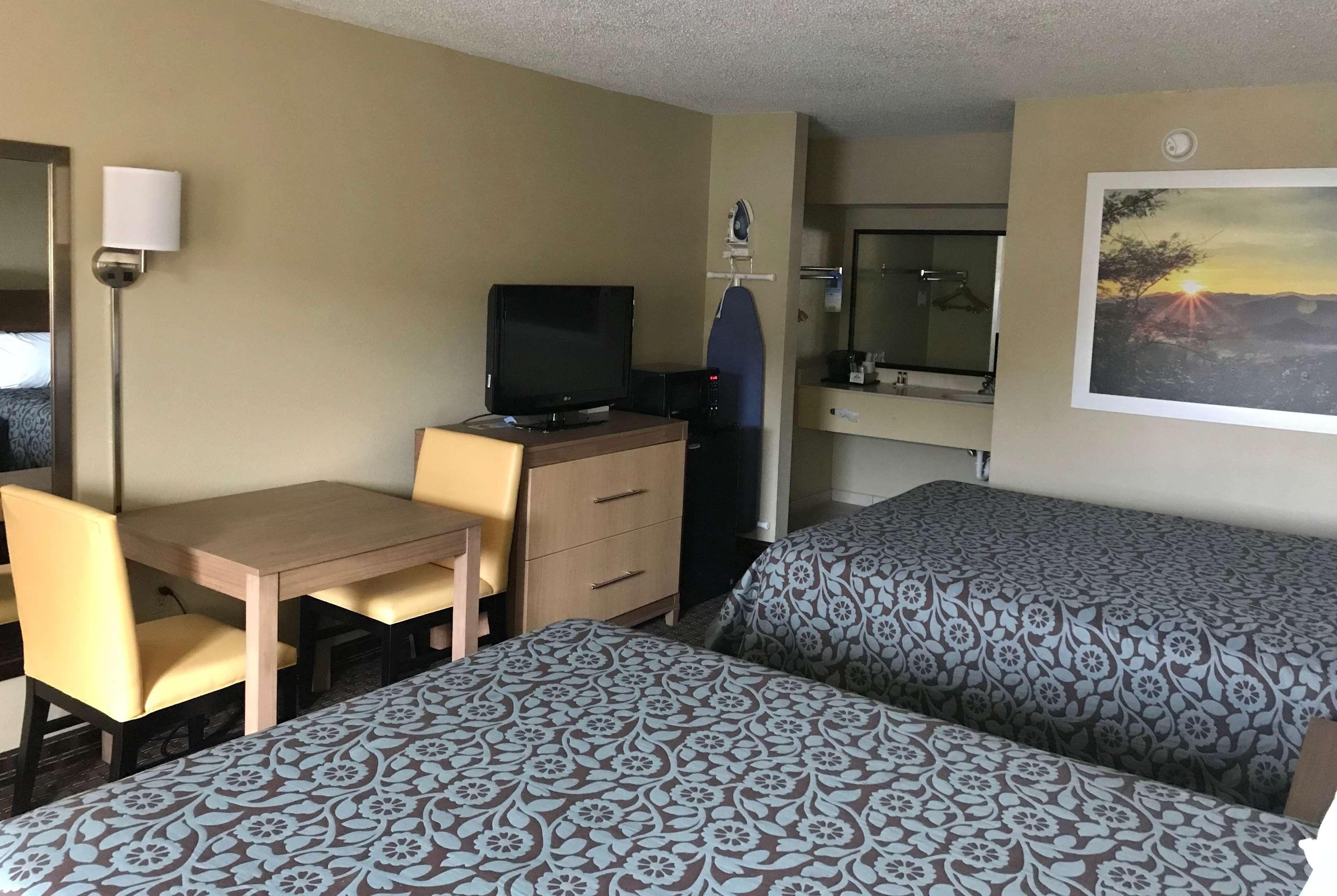 Days Inn By Wyndham Lexington-Columbia Екстер'єр фото