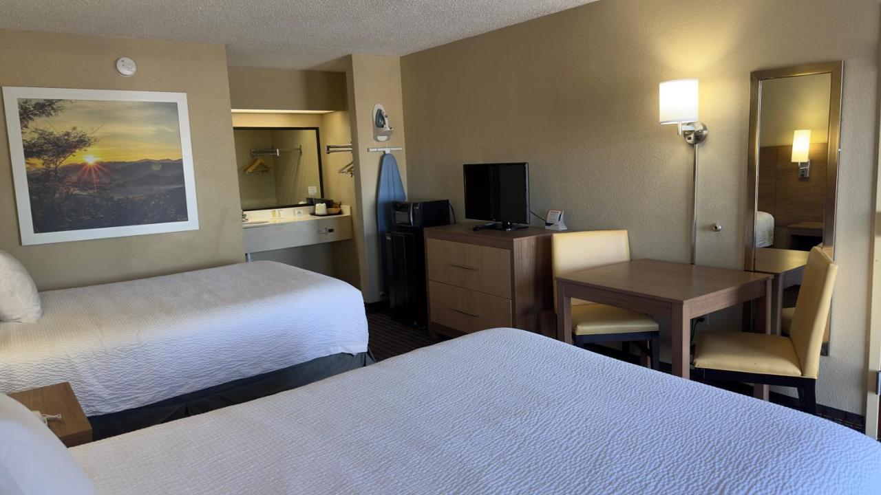 Days Inn By Wyndham Lexington-Columbia Екстер'єр фото