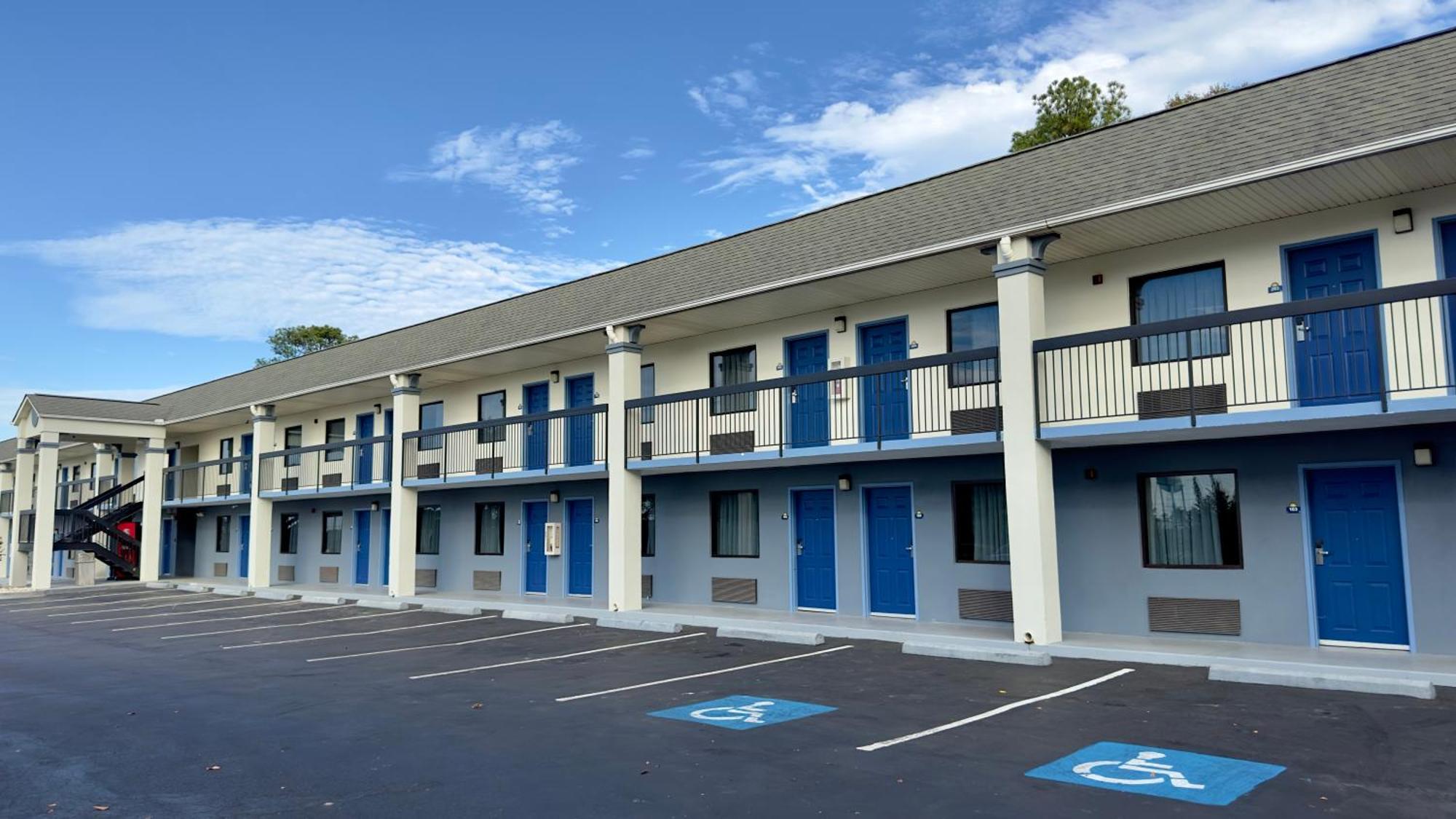 Days Inn By Wyndham Lexington-Columbia Екстер'єр фото